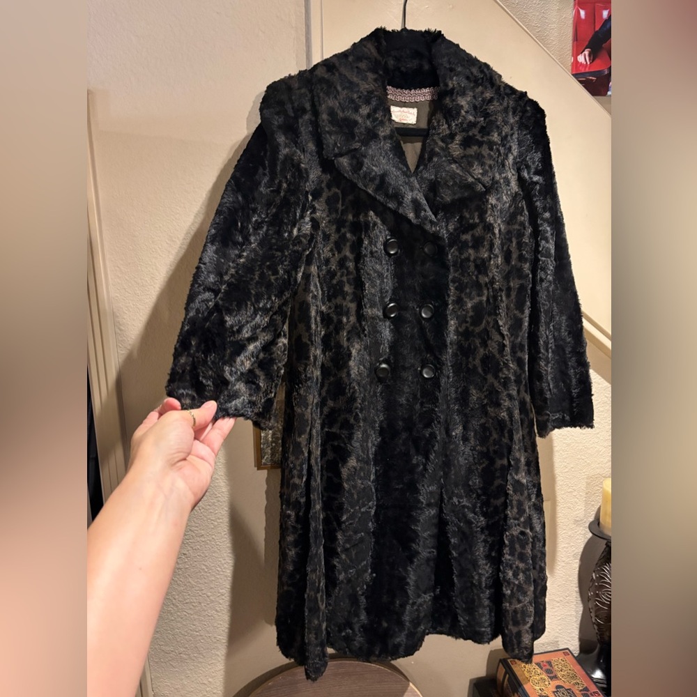 Elegant Black Leopard Print Women's Coat - Picture 2 of 12